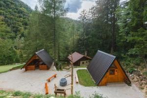 eine Gruppe von Hütten inmitten eines Waldes in der Unterkunft Nature escape woodhouse in Žirovnica