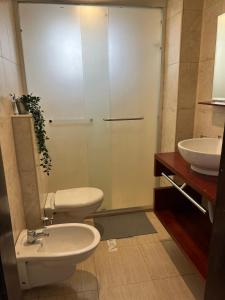 bagno con servizi igienici e lavandino di Ronza Elegant Apartment ad Amman
