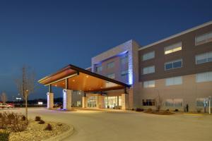 un gran edificio de oficinas con una fachada iluminada en Holiday Inn Express & Suites - Mount Vernon, an IHG Hotel en Mount Vernon