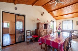 cocina y comedor con mesa y sillas en Maison de 2 chambres avec jardin clos a Eymet, en Eymet