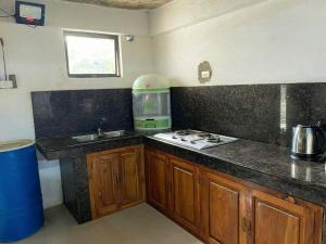 Il comprend une petite cuisine équipée d'un évier et d'une cuisinière. dans l'établissement Eastdee Homestay By Jaya, à Lidlidda