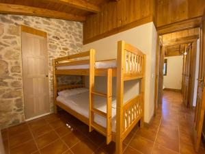 Alojamiento Rural El Molino de Butrera في Butrera: غرفة نوم بسريرين بطابقين في غرفة