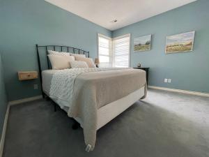 ein Schlafzimmer mit einem Bett in einem blauen Zimmer in der Unterkunft The Gaard House in Carlton