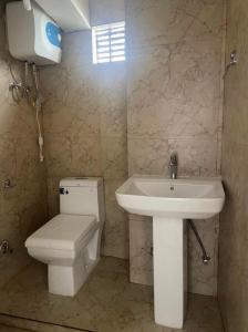 y baño con lavabo blanco y aseo. en Norbus Homestay en Darjeeling