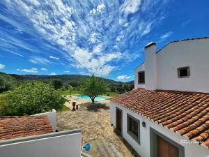 desde el balcón de una casa con cielo azul en Convento da Provença en Portalegre