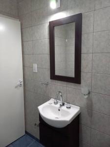 Koupelna v ubytování Casa con parque, parrilla y garage para vehículo.