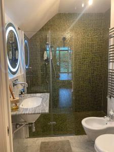 La salle de bains est pourvue d'une douche, d'un lavabo et de toilettes. dans l'établissement YOUR HOME in FLORENCE - Private swimming pool and Turkish bath, à Florence