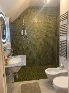 La salle de bains est pourvue d'une douche, d'un lavabo et de toilettes. dans l'établissement YOUR HOME in FLORENCE - Private swimming pool and Turkish bath, à Florence
