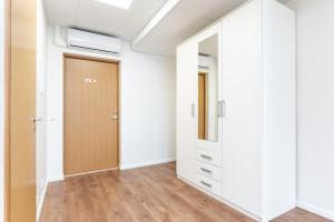 un couloir vide avec une porte et un miroir dans l'établissement LKS Apartment 3, à Tallinn