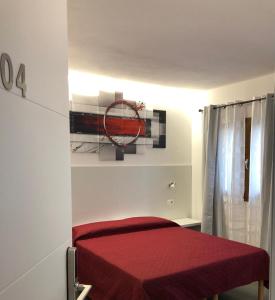 Postel nebo postele na pokoji v ubytování Longevity Hotel