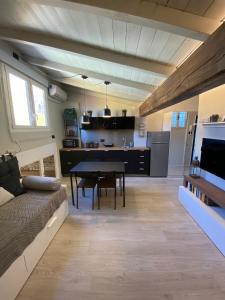 A kitchen or kitchenette at La Perla del Centro