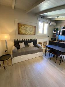 - un salon avec un lit et une salle à manger dans l'établissement La Perla del Centro, à Bologne