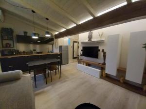 A kitchen or kitchenette at La Perla del Centro