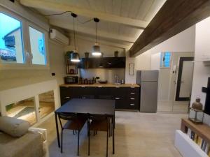 - une cuisine avec une table et des chaises dans la chambre dans l'établissement La Perla del Centro, à Bologne