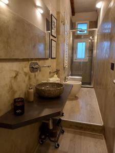 A bathroom at La Perla del Centro