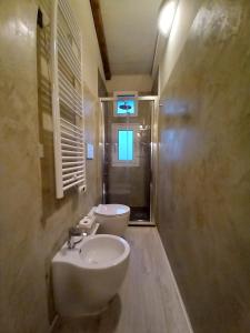 A bathroom at La Perla del Centro