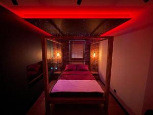 Apartament Grey Love w Czeladzi, FV, 8km do Katowic في تشيلادز: غرفة بسريرين مع ضوء احمر