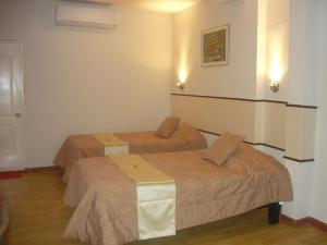 una habitación de hotel con 2 camas en una habitación en SAFARI HOTEL IQUITOS, en Iquitos