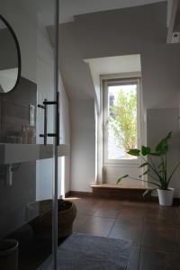 baño con ventana y suelo en La Villégiature, en Coutances