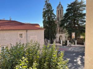un bâtiment avec une tour et une église dans l'établissement Burgos Señorial by Exclusive Burgos Apartments, à Burgos