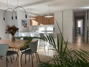 - une cuisine et une salle à manger avec une table et des chaises dans l'établissement Burgos Señorial by Exclusive Burgos Apartments, à Burgos