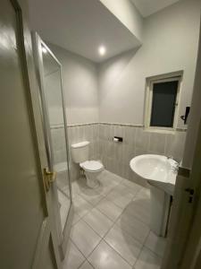 uma casa de banho com um WC e um lavatório em 6th on Brooke av em Joanesburgo