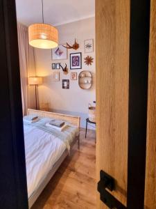 um quarto com uma cama num quarto com um candeeiro em Cozy&Retro - Old Town Apartament em Gdansk