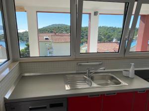 Kuchyň nebo kuchyňský kout v ubytování Apartman Belamarić + 37 fotografií
