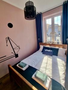um quarto com uma cama com duas toalhas em Cozy&Retro - Old Town Apartament em Gdansk