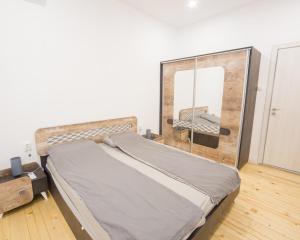 ein Schlafzimmer mit einem Bett und einem Spiegel darauf in der Unterkunft Aleks Sunrise -Top Center ,Sea Garden in Burgas City