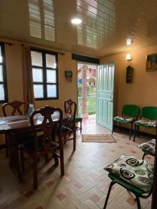 een eetkamer met een tafel en stoelen in een kamer bij Apartamento En Pueblito Boyacense in Duitama