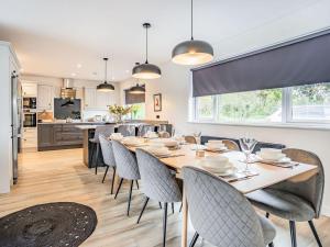 - une cuisine et une salle à manger avec une table et des chaises dans l'établissement Cefn Gelli, à Clynderwen