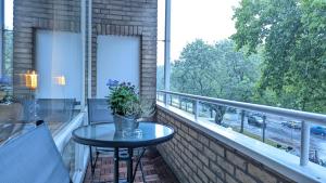 una pequeña mesa en un balcón con ventana en CRASH'NSTAY - Maison du Ville en Róterdam