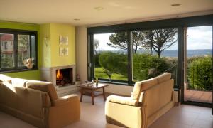 a living room with two chairs and a fireplace at Lar Atlantis in Basoñas