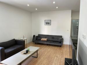 uma sala de estar com um sofá e uma mesa em Apartment HomeBo em Bochum