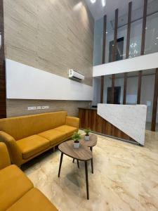 Ruang duduk di Flock Hotel I Golf Course Road Near Dlf Phase 1 Metro station I Gurugram