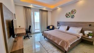 Televisyen dan/atau pusat hiburan di Flock Hotel I Golf Course Road Near Dlf Phase 1 Metro station I Gurugram