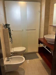 uma casa de banho com um WC e um lavatório em Ronza Elegant Apartment em Amã