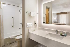 Ένα μπάνιο στο Quality Inn Emporia +29 φωτογραφίες