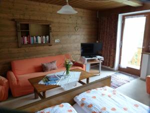 ein Wohnzimmer mit einem Sofa und einem Tisch in der Unterkunft Fernblick Frühstückspension in Schoppernau