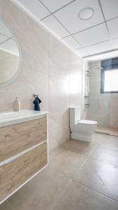 een witte badkamer met een toilet en een wastafel bij Casa Paraiso de San Pedro in San Pedro del Pinatar