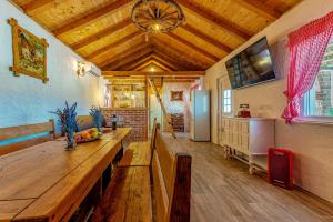 eine Küche mit einem großen Holztisch in einem Zimmer in der Unterkunft Old Olive in Murvica