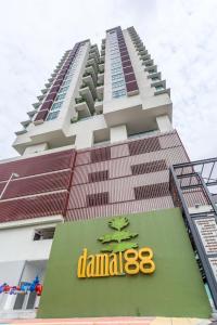 un bâtiment avec un panneau danaisers devant lui dans l'établissement KLCC Luxury Condo Damai 88 Near Gleneagles Hospital, à Kuala Lumpur