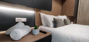 Кровать или кровати в номере Feel Good Vibes - Apt Suite Athens