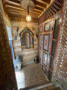 einen Blick über ein Zimmer mit einer Holztür in der Unterkunft Riad dar Kirami in Fès