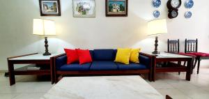 sala de estar con sofá azul y almohadas coloridas en BestHostRio - Amplo Imóvel Copa Posto 6 com Piscina e Garagem, en Río de Janeiro
