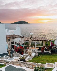 a house with a view of the ocean at sunset at Casa Santorini Terrace in Arraial do Cabo