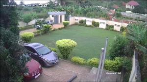 una vista aérea de una casa con un coche aparcado en un patio en Jackson Guesthouse Anomabo, en Anomabu