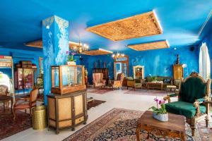 a living room with blue walls and furniture at Mantur Metula by Selina in Metulla