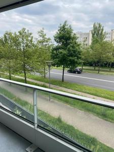 una ventana con vistas a una calle y a una carretera en Grand appartement entier situé à aulnay-sous-bois en Aulnay-sous-Bois